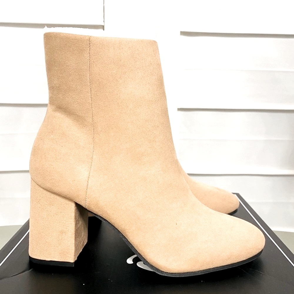 Qupid Warm Taupe Faux Suede Round Toe Inside Zipper Block Ankle Boots NWB 7